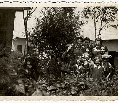 Women and young children laughing, July 1926