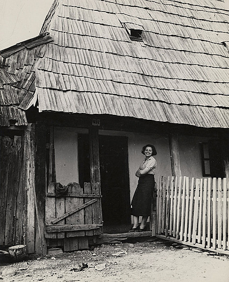 Roman Vishniac Photograph, "Woman In Entryway, Satu Mare"
