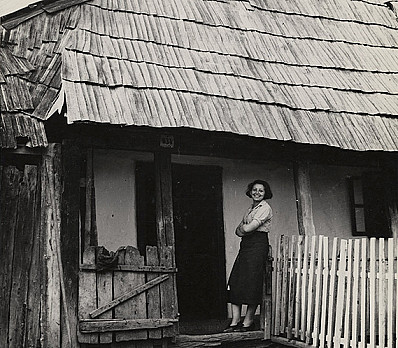 Roman Vishniac Photograph, "Woman In Entryway, Satu Mare"