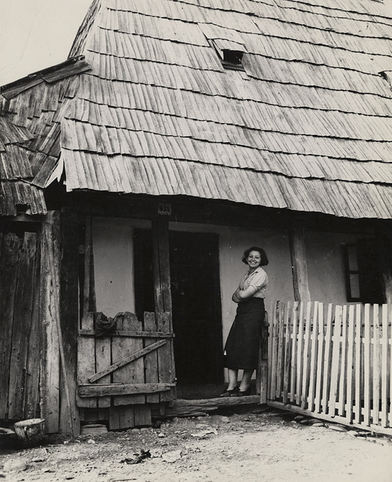 Roman Vishniac Photograph, "Woman In Entryway, Satu Mare"