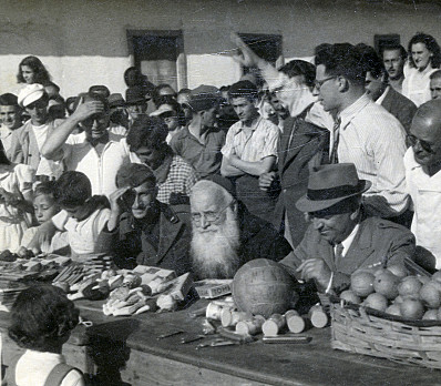 Internees surrounding a table located in Ferramonti di Tarsia 1942-1944