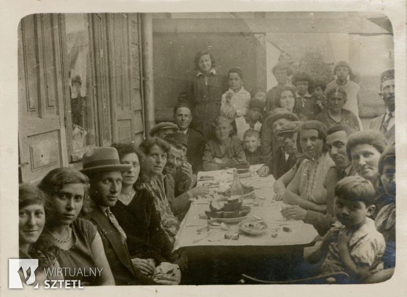 A wedding near the synagogue, Brest