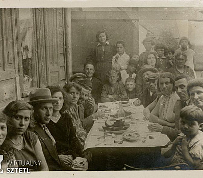 A wedding near the synagogue, Brest