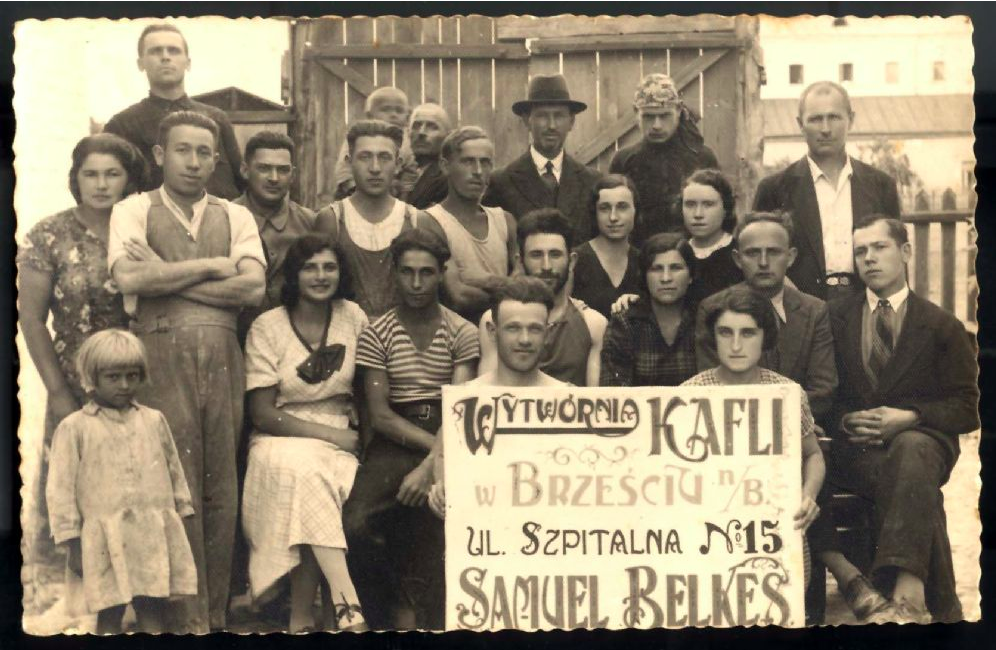 Employees of a Jewish factory in Brześć nad Bugiem.
