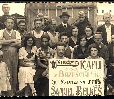 Employees of a Jewish factory in Brześć nad Bugiem.